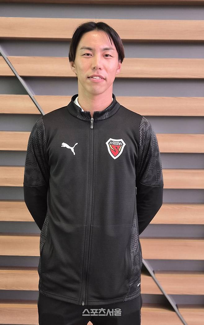 포항 미드필더 니시야 켄토가 전지훈련 출국에 앞서 포즈를 취하고 있다. 사진 |  인천공항=박준범기자