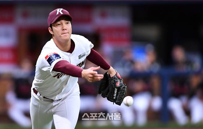 키움 안우진이 11일 서울 고척스카이돔에서 열린 2023 KBO리그 KT와 경기에서 6회초 KT 선두타자 김민혁의 땅볼을 잡아 1루로 토스하고 있다. 사진 | 스포츠서울DB