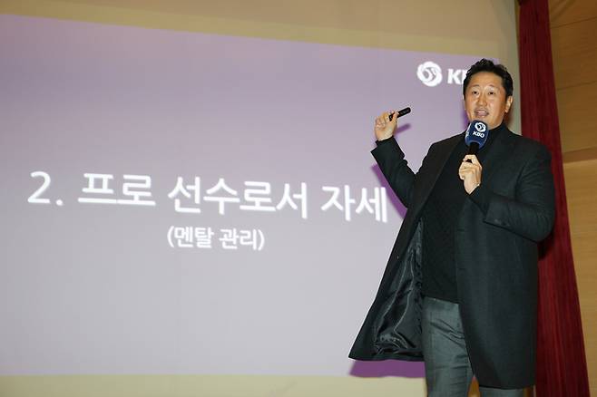 KBO 신인 오리엔테이션 강사로 나선 이대호. 사진 | KBO