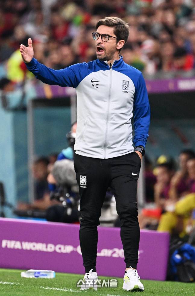 지난 2022년 12월2일 카타르 도하 에듀케이션 시티 스타디움에서 열린 2022 FIFA 카타르 월드컵 조별리그 H조 3차전 한국과 포르투갈과 경기에서 세르지우 코스타 당시 한국대표팀 수석코치가 퇴장 징계로 자리를 비운 파울루 벤투 감독 대신 기술 지역에서 선수에게 지시하고 있다. 최승섭기자