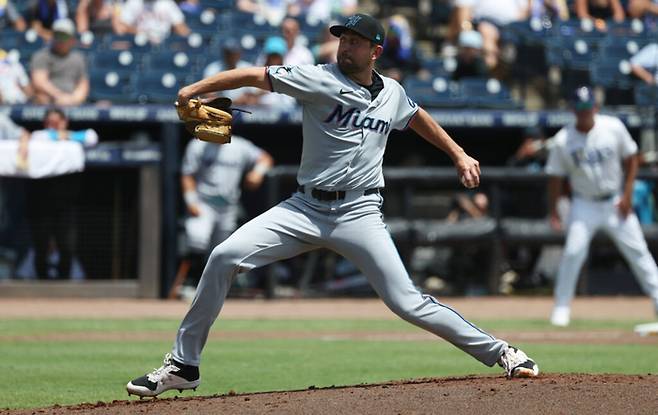 마이애미 앤서니 베네시아노가 8일(현지시간) 미국 플로리다주 세인트피터즈버그 조지 M. 스타인브레너 필드에서 열린 탬파베이전에서 1회 투구하고 있다. 사진 | Imagn Images
