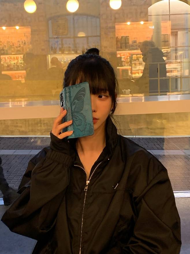 “여보세요?” 카리나, 밀라노 홀린 ‘무한 매력’... 장난기 속 감춰진 시크함까지