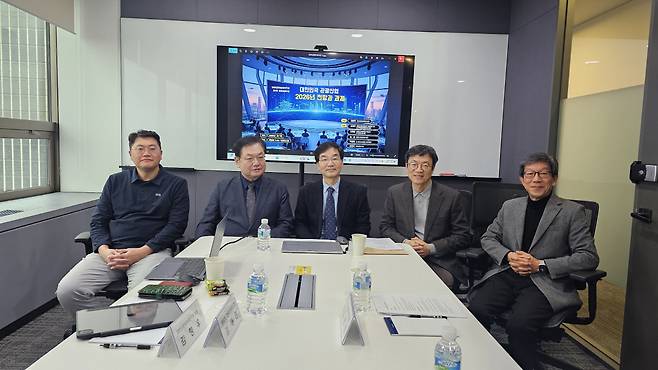 ◇한반도문화관광연구원 주최로 열린 '제3차 관광 상생포럼'에는 관광분야 주요 전문가들이 참여해 2025년 관광산업진단과 더불어 2026년을 전망하고 지속가능한 관광산업 발전을 위한 해법을 모색했다. 사진 왼쪽부터 정철 한양대학교 관광대학원장, 김대관 경희대 하스피탤리티 경영학과 교수(전 한국문화관광연구원 원장), 김형우 한반도문화관광연구원 원장(전 한국관광기자협회 회장), 김현환 경희대 관광대학원 특임교수(전 문체부 제1차관), 박정록 전 서울시관광협회중앙회 상근부회장. 사진 제공:한반도문화관광연구원