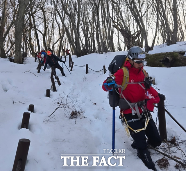 설산 하강을 하며 안자일렌 운용 훈련을 하고 있다. /울릉군산악구조대