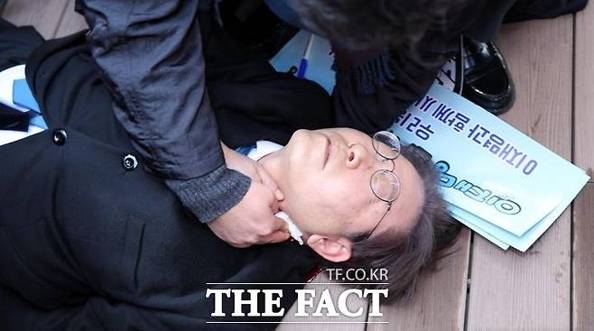 정부는 20일 올해 국내외 테러정세 전망을 반영한 ‘2026년 국가대테러활동 추진계획’을 심의·의결했다. 사진은 이재명 대통령이 당대표 시절 부산 가덕신공항 건설 예정지 현장방문 도중 흉기 피습을 당했던 모습. /뉴시스