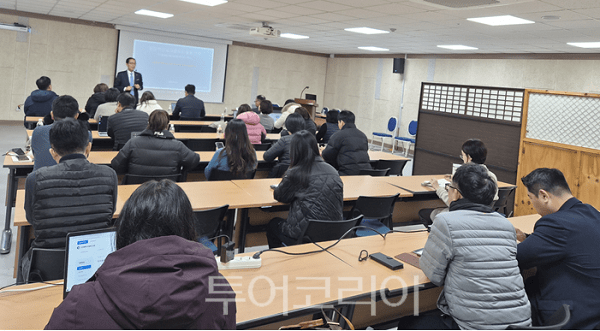 인천광역시가 지난 19일 인천시청 본관 4층 공감회의실에서 시청 직원을 대상으로 '생성형 인공지능(AI) 활용법(효과적인 프롬프트 사용법)'을 주제로 한 지식공유 특강을 개최하고 있다.