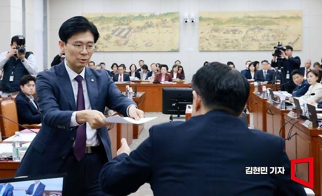 조정훈 국회 교육위 여당 간사가 5일 국회에서 열린 교육위원회 전체회의에서 김영호 위원장에게 지방교육재정교부금법 일부개정법률안에 대한 안건조정위원회 구성 요구서를 제출하고 있다. 김현민 기자