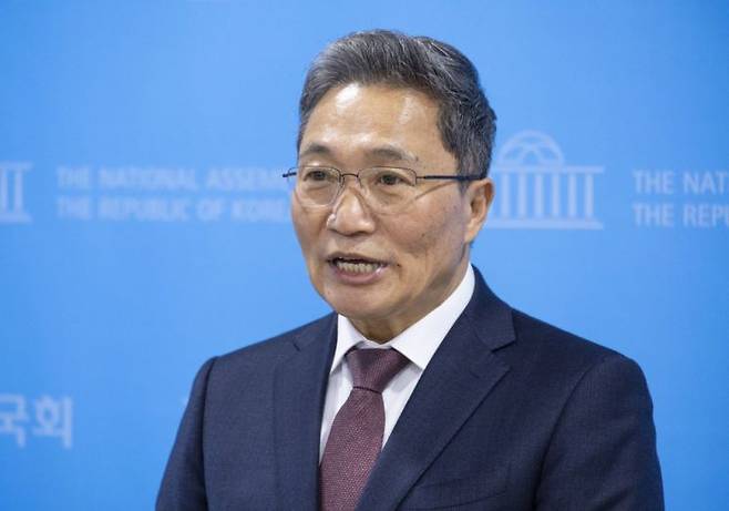 이학재 인천국제공항공사 사장이 20일 국회 소통관에서 '대통령실의 인천공항 공사 불법 인사 개입'을 주장하는 기자회견을 마친 뒤 취재진 질문에 답하고 있다. 연합뉴스 제공