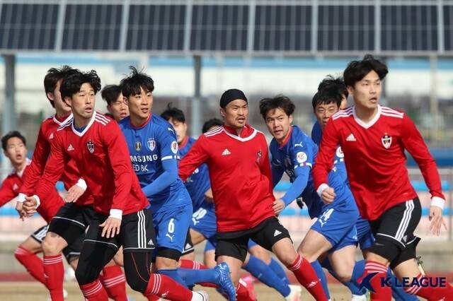 [오피셜] 선수만 22명 폭풍 영입, 출연금 60억 확보... 프로연맹, '3부 챔피언' 김해 2부 가입 최종 승인