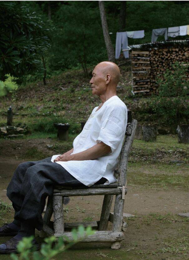 불일암 '빠삐용 의자'에 앉은 법정 스님. /맑고 향기롭게 제공