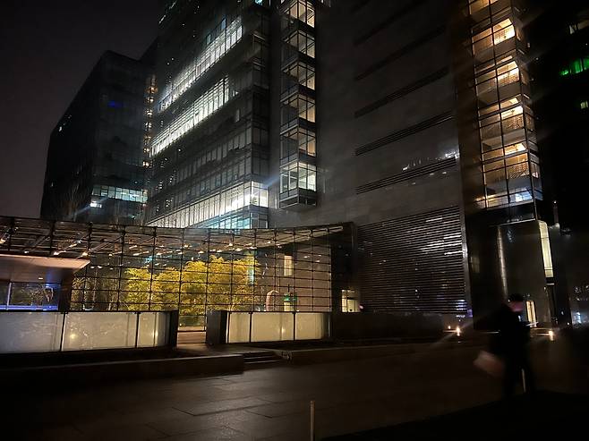 지난 16일 새벽 2시 베이징 하이뎬구 룽커정보센터 C동에 있는 딥시크 연구센터 불이 환하게 켜져 있다. 딥시크의 연구직 상당수는 센터 인근 8개 명문대 출신 인재들이다. 베이징 테크 업계 관계자는 “딥시크가 연초부터 밤샘 작업을 하며 더 빠르고 가벼운 ‘중국형 AI 모델’을 개발 중”이라고 했다./베이징=이벌찬 특파원