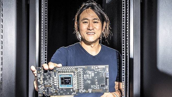 AI 스타트업 ‘퓨리오사AI’ 서버실에서 백준호 대표가 자사 칩 제품을 들어 보이고 있다. /이신영 영상미디어 기자