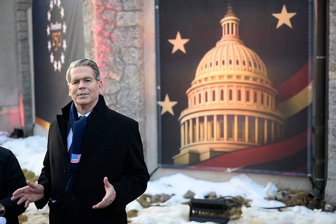 스캇 베센트 미국 재무장관이 19일 미국 하원 밖에서 기자 브리핑을 하고 있다. /연합뉴스