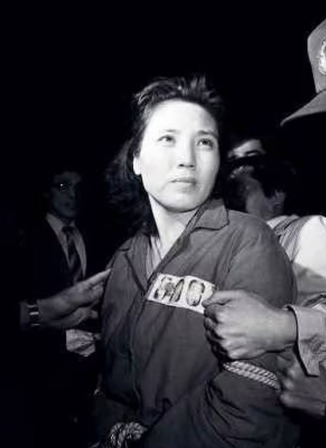 1982년 6400억원대 어음 사기 사건으로 당시 39세였던 장영자씨가 첫 구속되던 모습. /조선일보DB