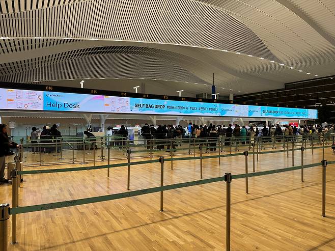 20일 오전 6시45분쯤 인천국제공항 제2여객터미널 B구역에 마련된 대한항공의 자동 수하물 전용 카운터 모습. /양범수 기자