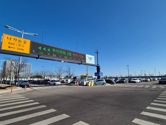 20일 오후 인천국제공항 제2여객터미널 장기주차장의 모습. 가득 찬 주차장 위 전광판에 주차 타워 5층에 주차가 가능하다는 안내가 띄워져 있다. /양범수 기자