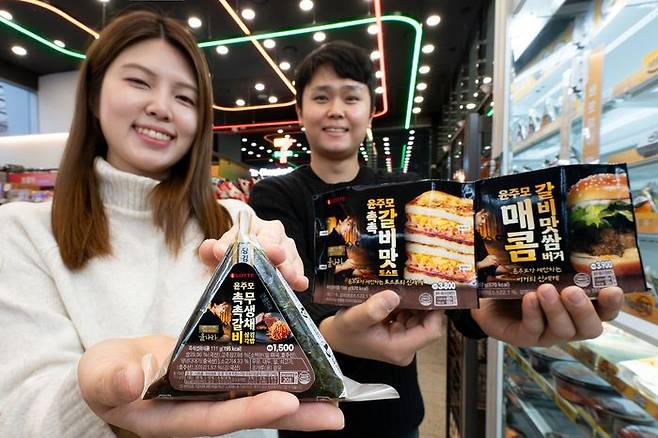 모델들이 세븐일레븐에서 윤나라 셰프와 협업해 선봅이는 푸드간편식들을 소개하고 있다.ⓒ세븐일레븐