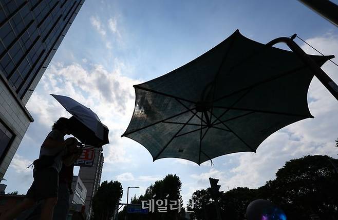 지난해 여름 서울 동남권에 폭염경보가 발효됐다. 당시 시민들이 발걸음을 옮기고 있는 모습. ⓒ뉴시스