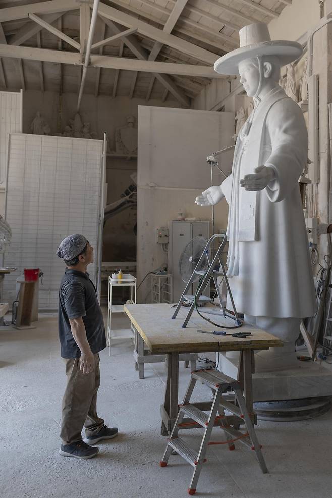 이탈리아 피에트라산타 공방에서 완성된 김대건 신부 성상을 보고 있는 한진섭 작가. 한진섭 작가 제공