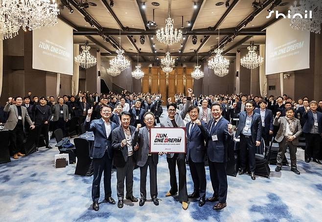 왼쪽 세번째부터 김영 회장, 정경호 배우, 정윤석 대표이사