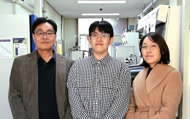 (왼쪽부터) 정수환 교수, 조효종 박사과정생, 도윤선 교수