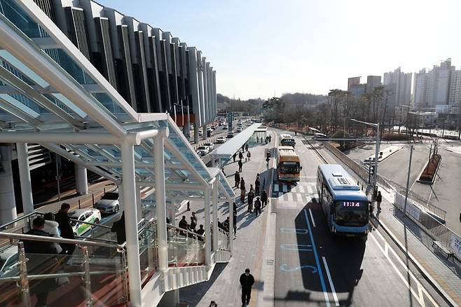 울산 태화강역 2단계 교통체계 개선사업이 마무리됐다. 울산시는 이번 개선사업을 통해 대중교통 이용 편의성과 시민들의 접근성이 대폭 향상될 것으로 기대하고 있다. 울산시 제공