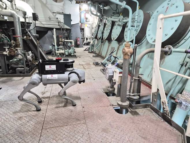 케이조선은 지난해 생산공정을 3주 앞당겨 공정률 110%를 기록했다. 4족 보행 로봇이 선박 내에서 모니터링 업무를 수행하고 있다(맨위 사진). 케이조선에서 건조한 11만5000t급 석유화학제품운반선. 케이조선 제공