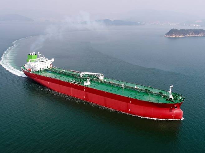 케이조선은 지난해 생산공정을 3주 앞당겨 공정률 110%를 기록했다. 4족 보행 로봇이 선박 내에서 모니터링 업무를 수행하고 있다(맨위 사진). 케이조선에서 건조한 11만5000t급 석유화학제품운반선. 케이조선 제공