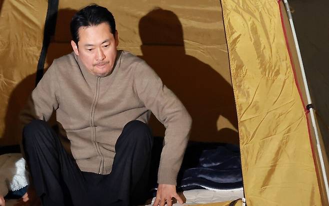 엿새째 단식 농성 중인 국민의힘 장동혁 대표가 20일 국회 로텐더홀 단식 농성장에 마련한 텐트에서 일어나고 있다. 연합뉴스