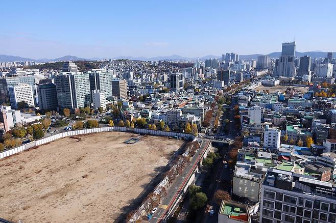 2025년 11월18일 서울 종로구 세운4구역(왼쪽 빈터) 일대 모습. 김진수 선임기자 jsk@hani.co.kr