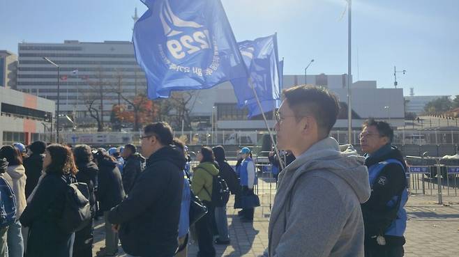 전남 무안공항 여객기 참사 유가족들이 2025년 12월1일 서울 용산구 대통령실 인근에서 삭발하는 모습을 임정훈 제주항공 조종사노조위원장이 지켜보고 있다. 손고운 기자