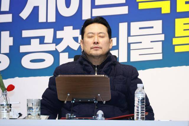 닷새째 단식농성 중인 장동혁 국민의힘 대표가 19일 서울 여의도 국회 로텐더홀에서 생각에 잠겨 있다. 뉴시스