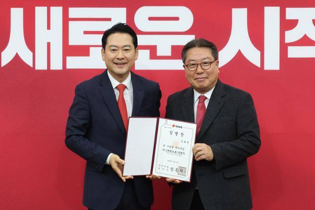 조광한 전 남양주 시장이 15일 서울 여의도 국회에서 장동혁 대표로부터 최고위원 임명장을 수여받고 있다. 뉴시스