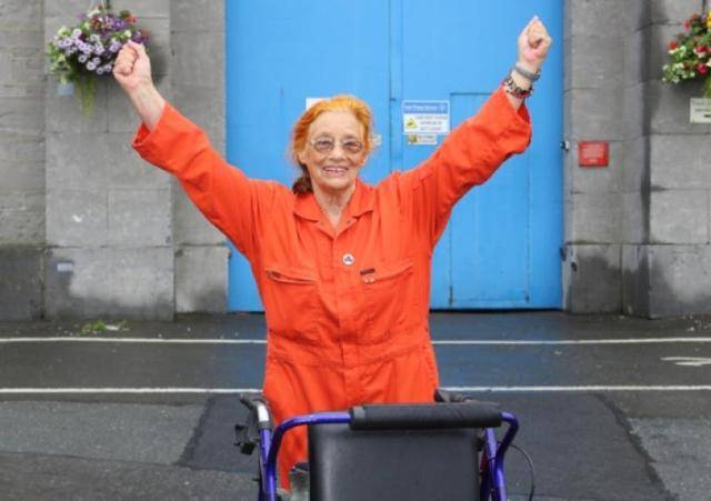 마가레타 다시는 강대국의 패권주의와 종교-젠더 권력 등 강자의 불의와 억압에 거의 평생 삶과 예술로 저항한 아일랜드 극작가다. 그는 잉글랜드의 국가 폭력에 맞서면서도 IRA임시파 등의 테러에 반대했고 유화파인 공식신페인당의 가부장 민족주의와도 불화했다. 동료 극작가인 남편 존 아든과 함께 아일랜드 국가 공인 예술가 단체 '아오스다나'의 창립 회원이자 유일한 부부 회원이었지만, 아일랜드 정부와 아오스다나 '문화 마피아'들의 교묘한 문화 검열에 앞장서 맞선 '개인'이었다. 사진은 미국이 아일랜드 민간공항인 섀넌공항을 군사기지화한 데 반발해 활주로 점거시위를 벌이다 실형을 살고 풀려난 직후인 2014년 만 79세의 다시. www.shannonwatch.org