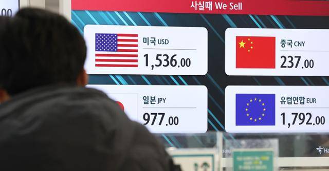 19일 인천공항에 있는 은행 환전창구에서 내외국인이 환전 등을 문의하고 있다. 연합뉴스