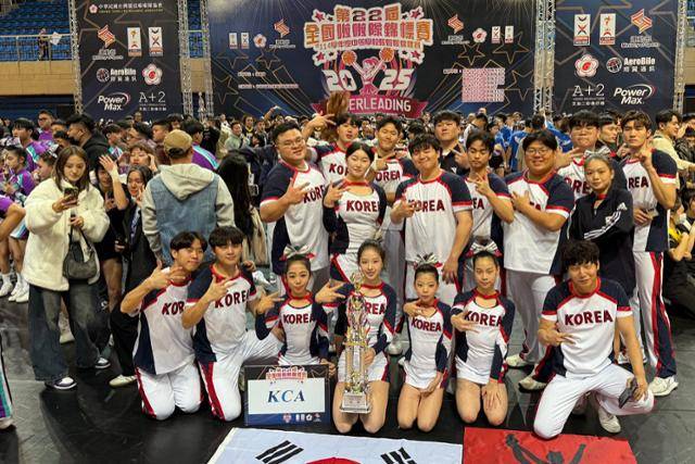 구미대 천무응원단이 지난해 12월 ‘대만 치어리딩 챔피언십’에서 1위를 차지한 후 기념촬영을 하고 있다. 구미대 제공