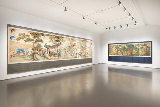 갤러리현대 본관에 전시된 '봉황공작도'(왼쪽)와 '십장생도'. 봉황공작도는 십장생도의 소재에 봉황과 공작을 주인공으로 추가한 작품으로, 형식은 궁중화이나 도상의 상징은 민화에 가까워 궁중화와 민화가 소통했음을 방증한다. 갤러리현대 제공