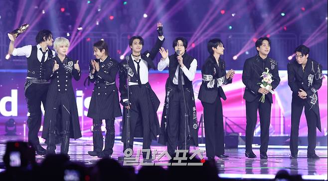 ‘2025 코리아 그랜드 뮤직 어워즈 with iM뱅크’(2025 KGMA) 첫날 아티스트데이가 14일 오후 인천 영종도 인스파이어 아레나에서 펼쳐졌다. 그룹 에이티즈가 그랜드 아티스트상을 수상하고 소감을 말하고 있다. 영종도(인천)=KGMA특별취재단/2025.11.14./