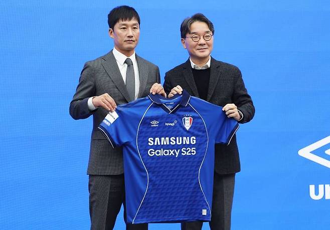 <yonhap photo-3064=""> 수원 삼성 이정효 감독 취임 (수원=연합뉴스) 홍기원 기자 = 프로축구 K리그2 수원 삼성 블루윙즈 이정효 신임 감독(왼쪽)이 2일 경기도 수원시 권선구 도이치오토월드에서 열린 취임식에서 유니폼을 들고 포즈를 취하고 있다. 2026.1.2 xanadu@yna.co.kr/2026-01-02 14:33:14/ 연합뉴스</yonhap>