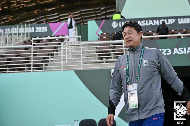 20일 사우디아라비아 제다의 킹 압둘라 스포츠시티 홀 스타디움에서 열린 한국과 일본의 2026 AFC U-23 아시안컵 4강전. 이민성 대표팀 감독이 경기장으로 향하고 있다. 사진=대한축구협회