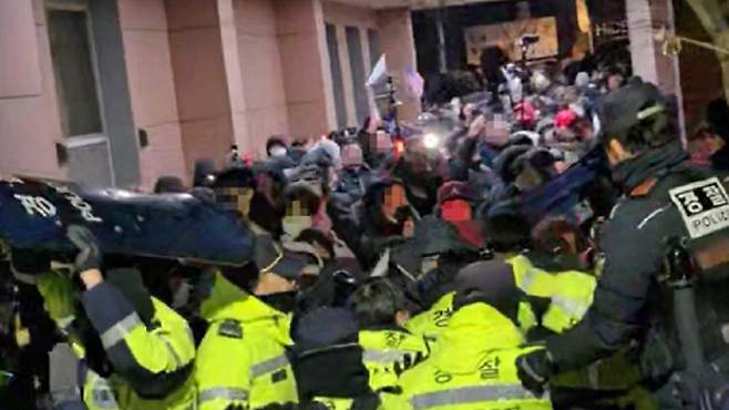 서부지법 경내로 진입한 시위대 [출처: 1.19 폭동 사건 백서]