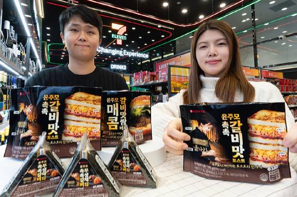 모델들이 세븐일레븐에서 윤나라 셰프 협업 간편식을 소개하고 있다. [사진=세븐일레븐]