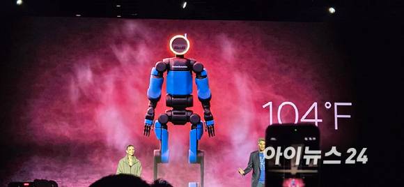 CES 2026 개막을 하루 앞둔 지난 5일(현지시간) 현대차그룹 미디어데이 행사에서 보스턴다이내믹스의 아틀라스 프로토 타입이 공개되고 있다. [사진=박지은 기자]