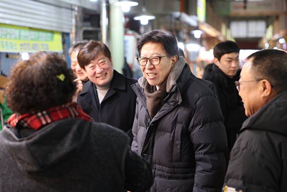박형준 부산광역시장이 지난 12일 장림골목시장을 방문해 시민들과 소통하고 있다. [사진=부산광역시]
