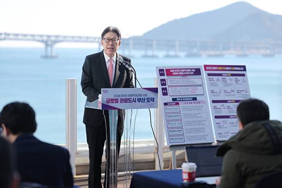 박형준 부산광역시장이 지난해 12월 부산광역시 수영구 생활문화센터에서 외국인 관광객 300만명 돌파 성과와 500만명 목표를 제시하고 있다. [사진=부산광역시]