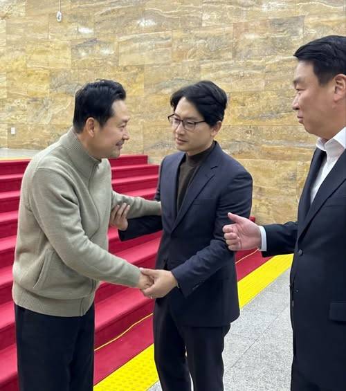 20일 김병욱 전 국회의원(가운데)이 단식 투쟁 6일째를 맞은 장동혁 국민의힘 대표를 찾아 공개적인 응원과 위로를 전하고 있다. [사진=김병욱 페이스북]