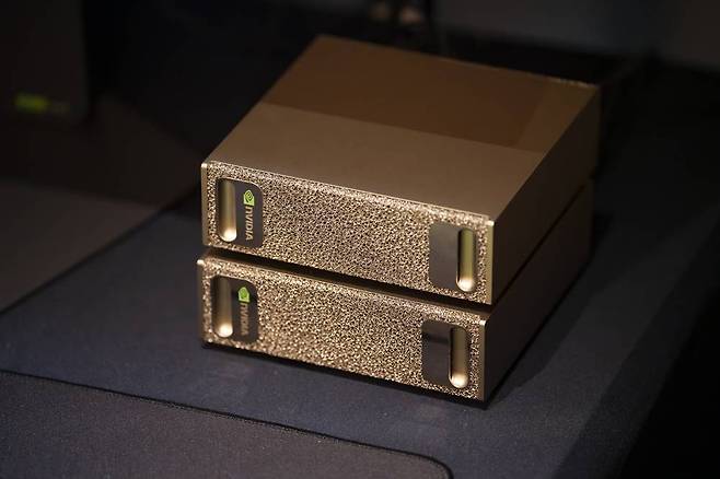 엔비디아가 지난해 10월 공개한 개인용 슈퍼컴퓨터 ‘DGX 스파크’, 단일 모델이 128GB VRAM을 지원하며 해당 샘플은 모델 구동을 위해 두 개가 얹어진 형태다 / 출처=IT동아