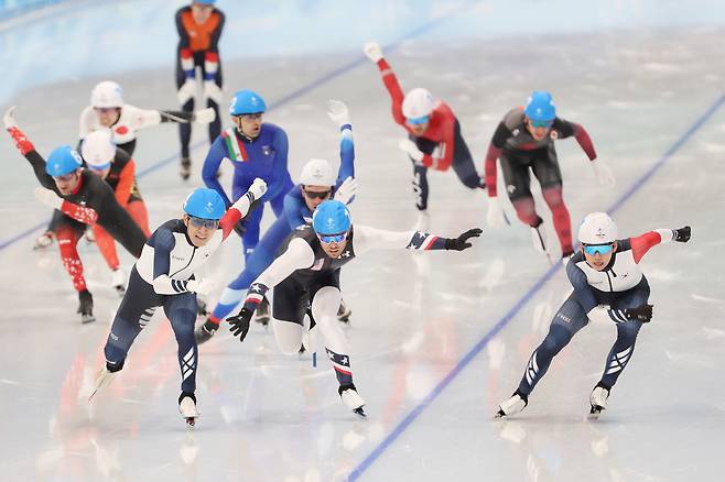 2022 베이징 올림픽 남자 매스스타트 결승에서 이승훈과 정재원이 질주하고 있다. 중앙포토