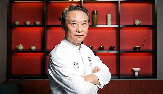 58년 경력의 76세 현역 요리사 후덕죽. 한국 중식의 산증인으로 통하는 레전드다. 최근 종영한 '흑백요리사2'에 출연해 '후덕죽식 사고'라는 유행어마저 탄생시켰다. 강정현 기자