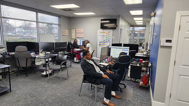 15일(현지시간) 미국 조지아주 서배너에 있는 한 인력 공급업체 사무실 모습. 20년 넘게 서배너에서 인력 파견 사업을 해 온 이 업체는 지역경제 침체로 일자리가 줄어든 가운데 한국 기업들에 사람들을 취업시키기 위해 한글 브로슈어를 제작 중이라고 밝혔다. 강태화 특파원